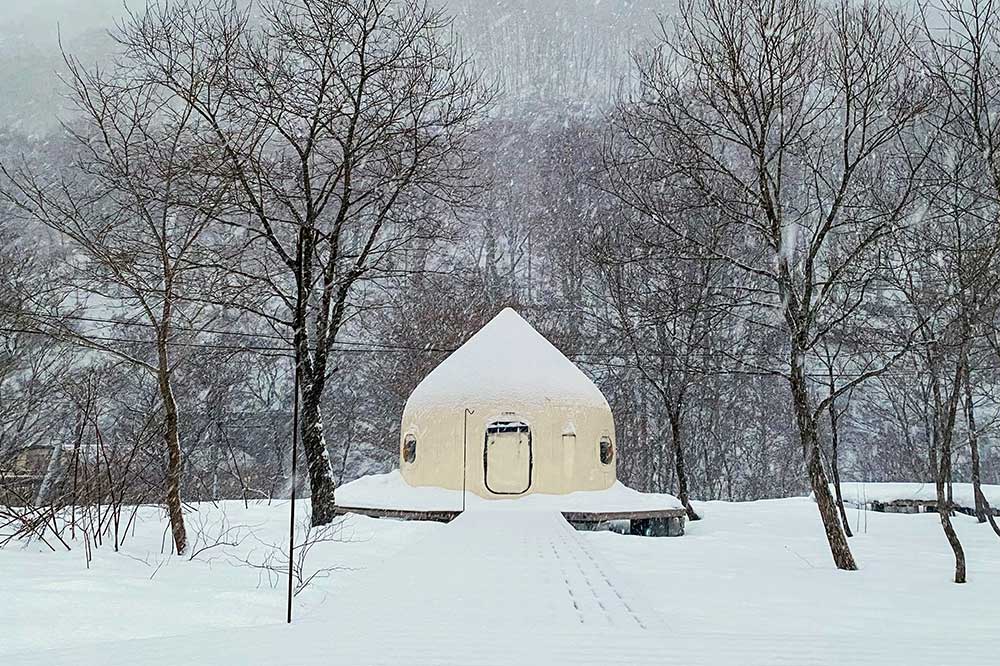 雪の中のインスタントハウス