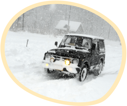 雪道を進む車