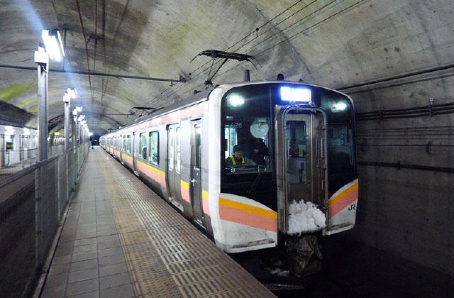 Joetsu Line underground platform (down)